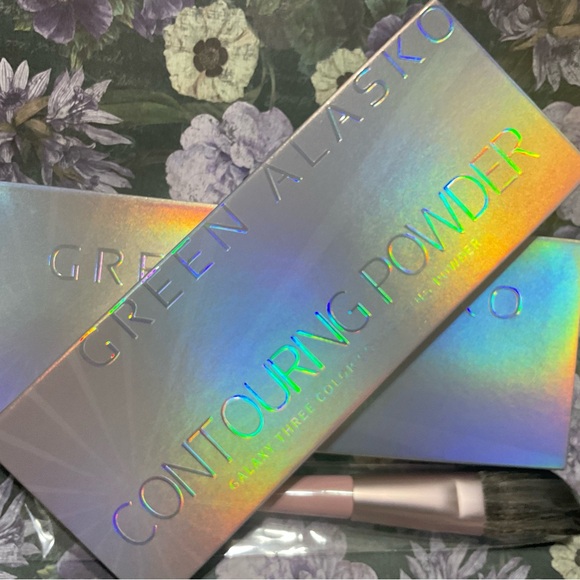 3 Color Contouring Powder Palette in Galaxy. New Never Worn Green Alasko - Picture 7 of 12